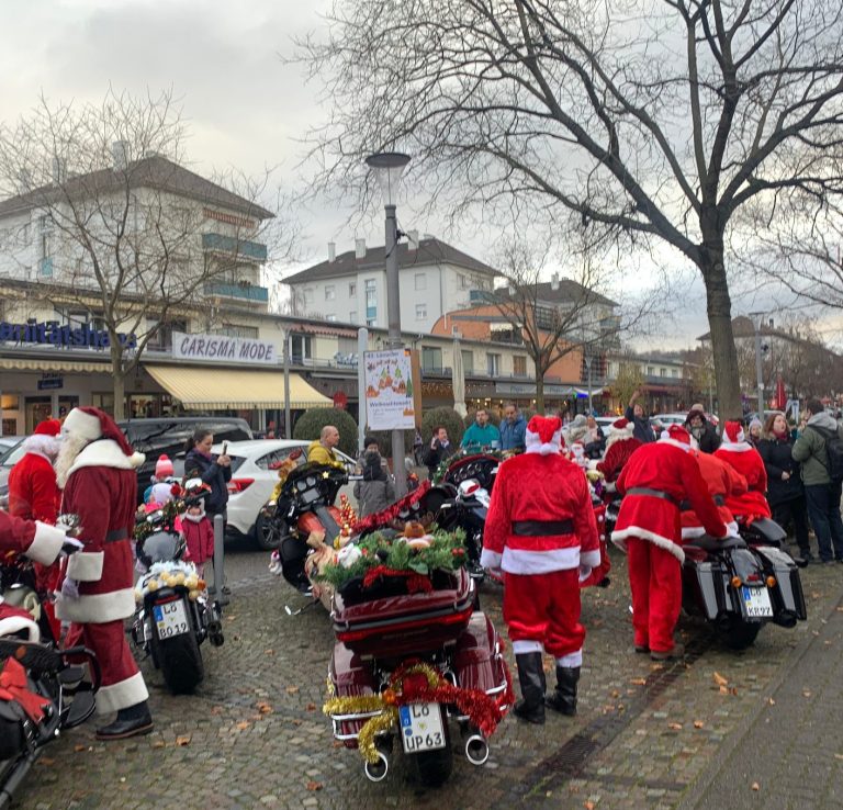 Harley Gruppe von Harleyfahrern in nikolaus kostümen