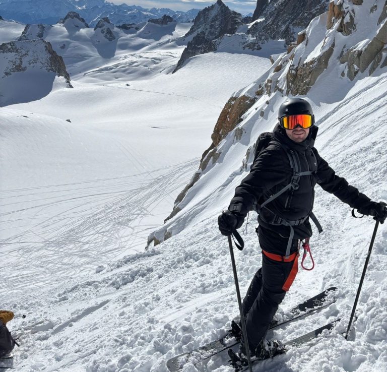 Ski Gruppe von Skitouren läufern auf dem berg